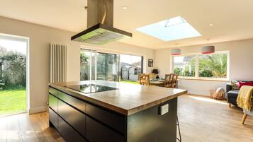 Bungalow, salle de bains attenante | Cuisine partagée