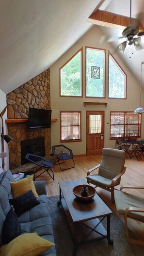 Smart-TV, peis og bøker