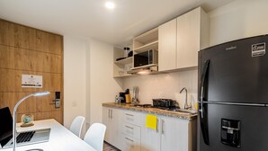 Studio (B) | Dapur pribadi | Mesin pembuat kopi/teh, lemari es besar, microwave, dan blender