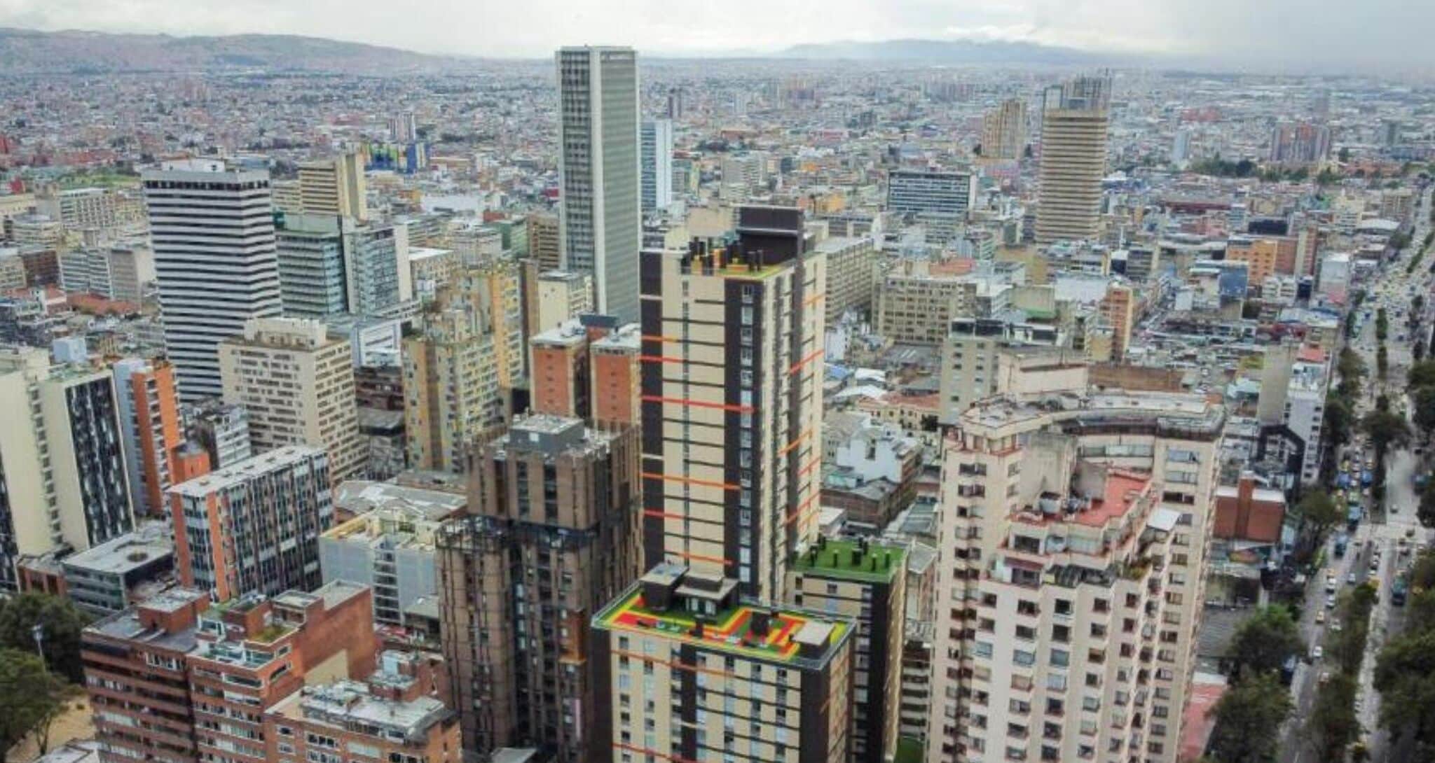 Una zona urbana densamente poblada con edificios de gran altura, incluyendo un rascacielos destacado y varias construcciones de altura media.