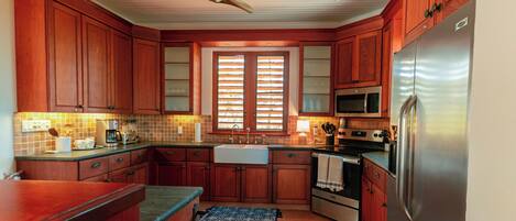 Frigorifero, microonde, forno, piano cottura