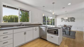 Kylskåp, mikrovågsugn, ugn och spishäll