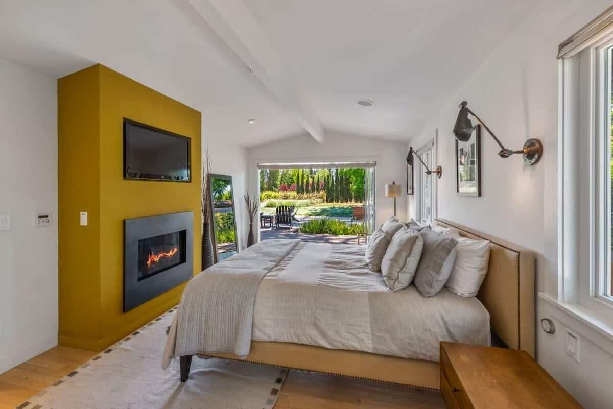 2 bedrooms, iron/ironing board, travel crib, free WiFi