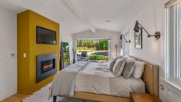 2 bedrooms, iron/ironing board, travel crib, free WiFi