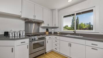 Køleskab, mikrobølgeovn, ovn, kogeplade