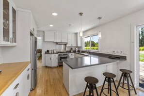 Kjøleskap, mikrobølgeovn, ovn og kokeplater