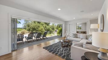 Smart-tv, eldstad, dvd-spelare och böcker