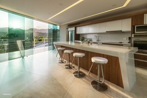 Een koelkast, een magnetron, een oven, een kookplaat