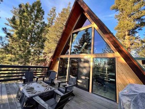 Outdoor dining - Modern A-Frame Cabin in Mammoth (Mammoth Lakes)