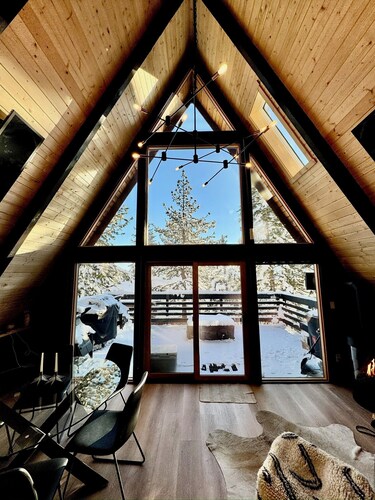 Modern A-Frame Cabin in Mammoth