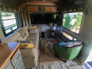 TV connectée, cheminée, table de tennis de table