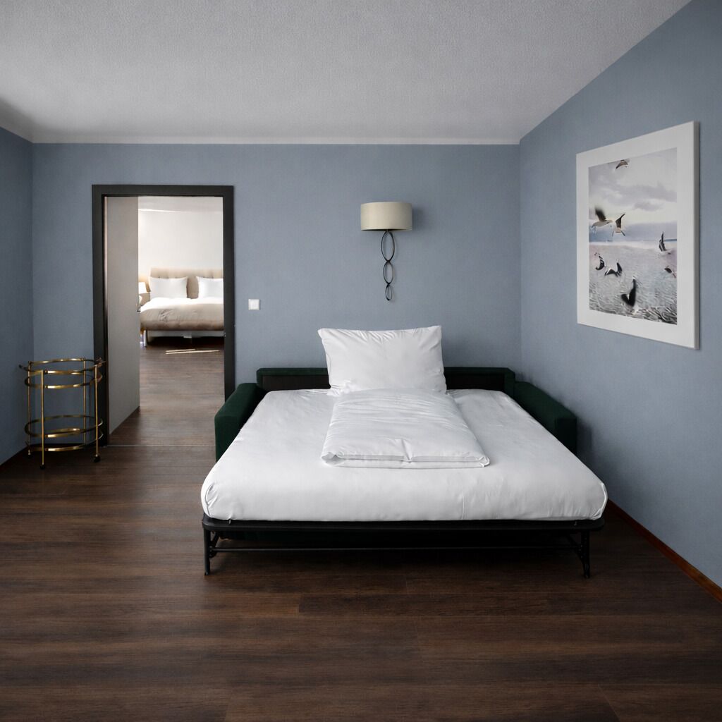 Large 1 Bedroom Apartment with Sofa Bed | Coin séjour | Télévision à écran plat de 43 pouces avec chaînes par câble, télévision