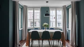 XL 1 Bedroom Apartment, 2 Sofa Bed | Vardagsrum | 43-tums platt-tv med kabelkanaler och tv