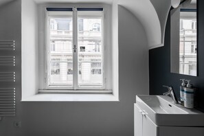 XL 1 Bedroom Apartment, 2 Sofa Bed | Badezimmer