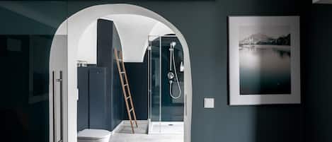 XL 1 Bedroom Apartment, 2 Sofa Bed | Bathroom | Shower, eco-friendly toiletries, hair dryer, towels