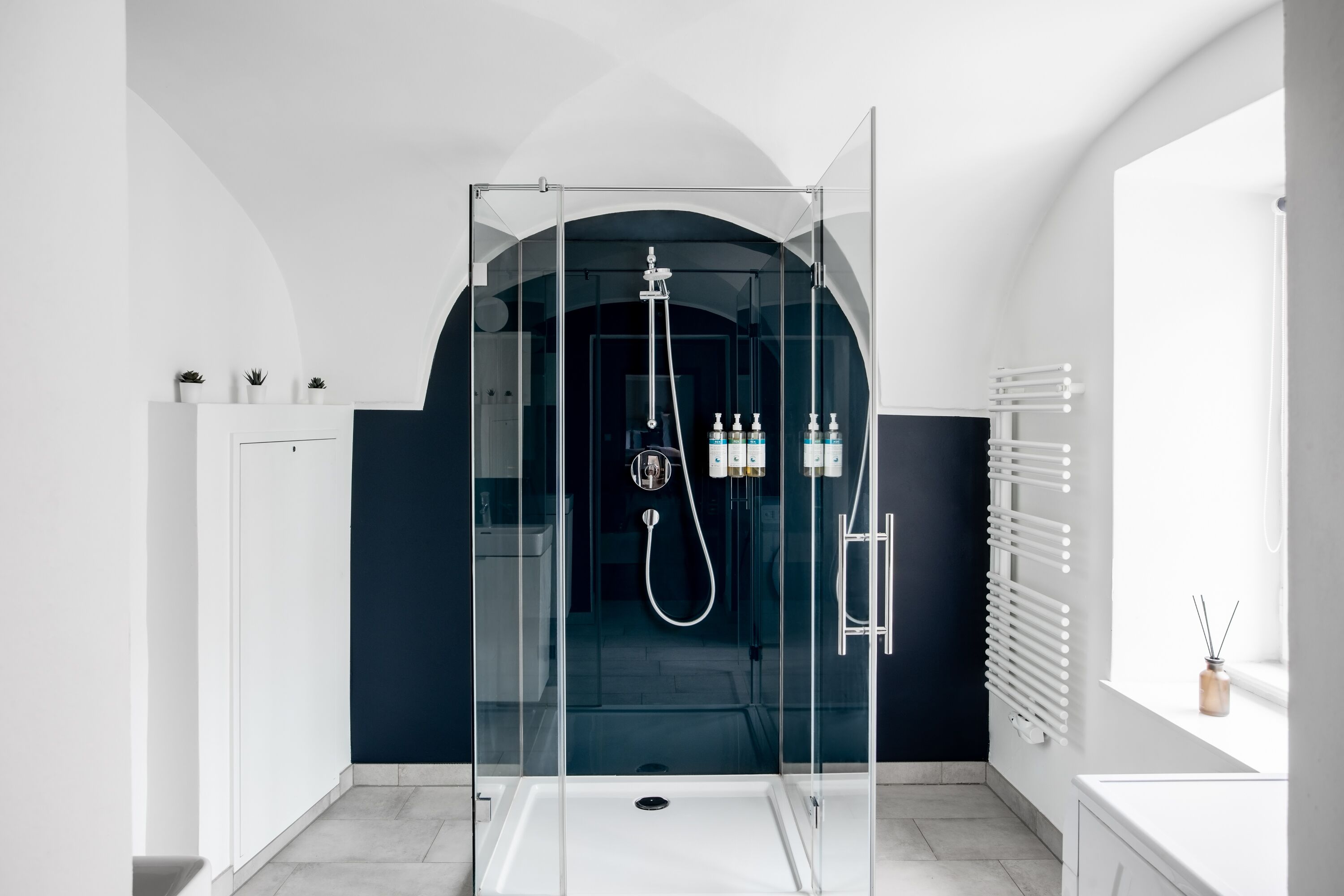 Large 1 Bedroom Apartment with Sofa Bed | Badezimmer | Dusche, umweltfreundliche Kosmetikartikel, Haartrockner, Handtücher