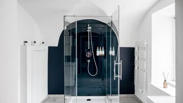 Large 1 Bedroom Apartment with Sofa Bed | Badezimmer | Dusche, umweltfreundliche Kosmetikartikel, Haartrockner, Handtücher