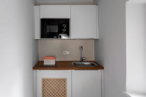 Large 1 Bedroom Apartment, 2 Sofa Beds | Private kitchen