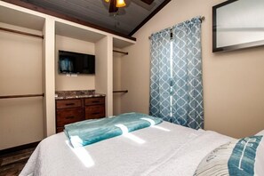 1 bedroom, bed sheets