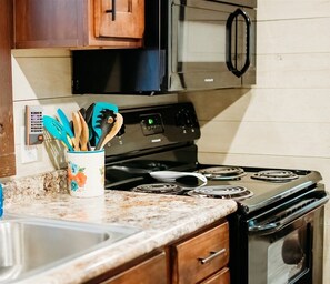 Coffee/tea maker, fridge, microwave, oven - Coosa Cottage at River Rocks Landing (Gadsden)