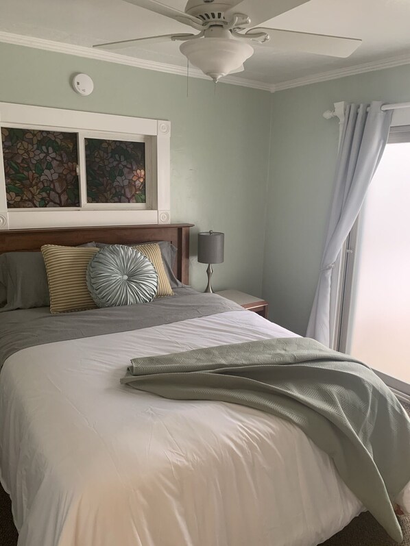 2 habitaciones, tabla de planchar con plancha y cuna de viaje 