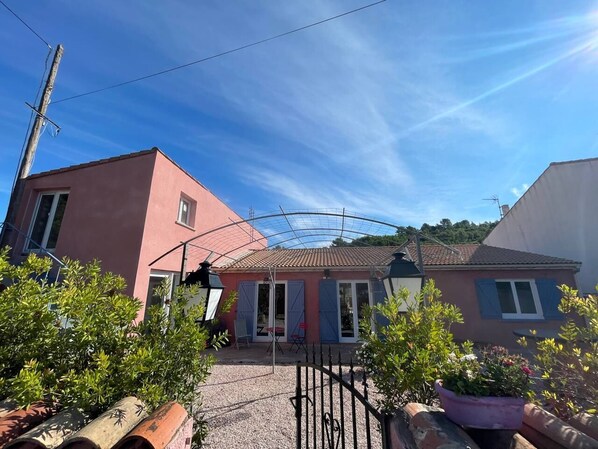 Exterior - Charming property surrounded by vineyards near St Chinian (Pierrerue)