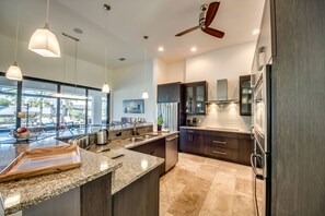 Jääkaappi, mikroaaltouuni, uuni, liesi