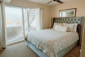 2 habitaciones, escritorio y tabla de planchar con plancha 