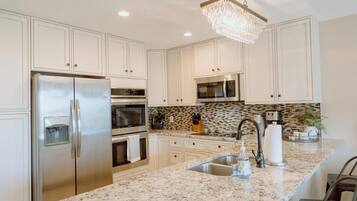 Refrigerador, microondas, horno, placa de cocina