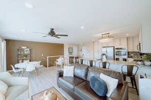 Smart TV, fireplace - Dream location- Mountain Views, Reservoir trails, small town, close to USAFA (Palmer Lake)