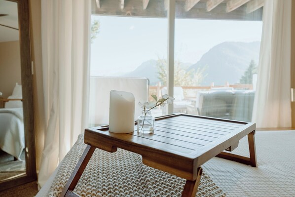 2 bedrooms, desk, iron/ironing board, travel crib - Dream location- Mountain Views, Reservoir trails, small town, close to USAFA (Palmer Lake)