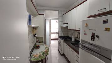 Geladeira, micro-ondas, fogão, cooktop