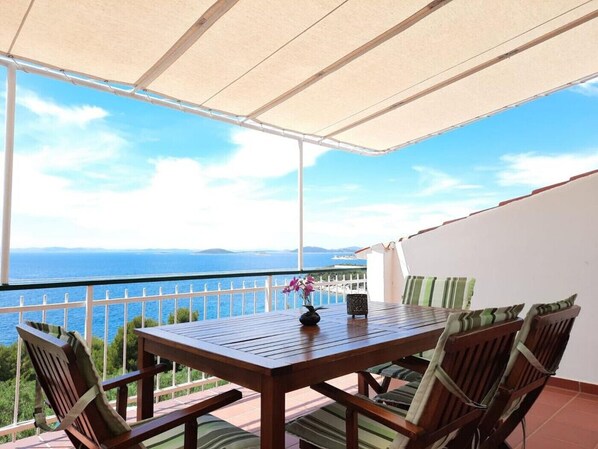 Outdoor dining - Apartment in Murter with Seaview, Terrace, Air condition, WIFI (5026-1) (Murter)