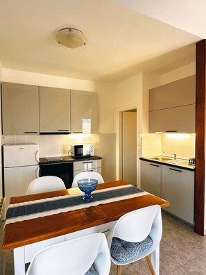 雪櫃、微波爐、焗爐、爐具