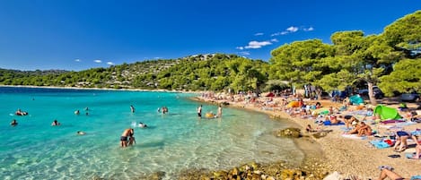 Una spiaggia nelle vicinanze