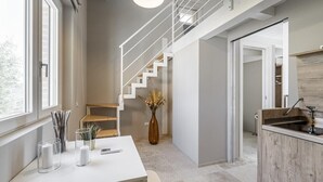 A modern interior with a staircase, a dining area, and a kitchen. - Villa la Duccia - Homelike Villas (Monterubbiano FM)