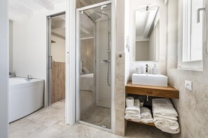 Bañera, secador de pelo y bidé
