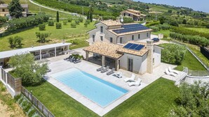 A villa with a swimming pool, solar panels, and a well-maintained garden. - Villa la Duccia - Homelike Villas (Monterubbiano FM)