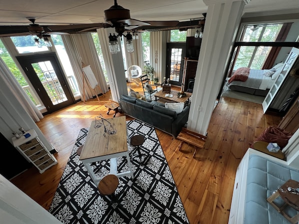 Smart TV, fireplace