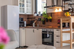 Réfrigérateur, micro-ondes, plaque de cuisson, lave-vaisselle