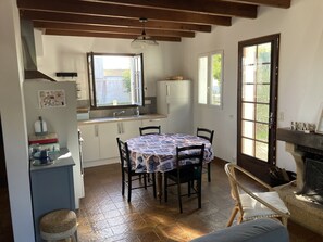 Fridge, oven, dishwasher, coffee/tea maker - Family house with garden, 400m from the beach (La Brée-les-Bains)