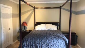 4 Schlafzimmer, Schreibtisch, Bügeleisen/Bügelbrett, Reisekinderbett