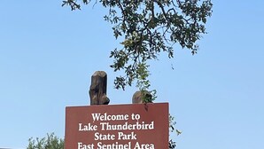 Placa no Lake Thunderbird State Park, Área East Sentinel, indicando ser uma área de uso diurno para piquenique, com horário de funcionamento das 8h às 23h, e proibição de camping pernoite.