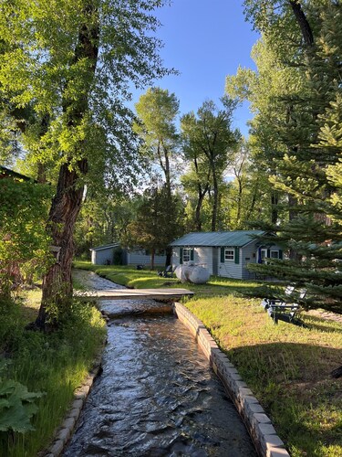 The Bear’s Den at Cottonwood Cabins | Mountain Charm & Comfort