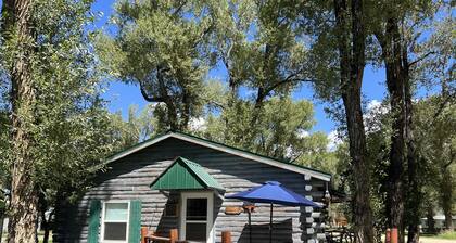 Creekside Cabin with 2 King Beds