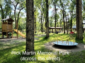 Children’s area - Creekside Cabin with 2 King Beds (Riverside)