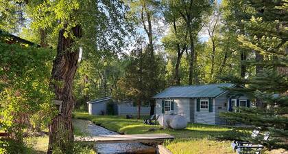 1930's Historic Cabin - 2 Twin Beds, Kitchen, Bathroom