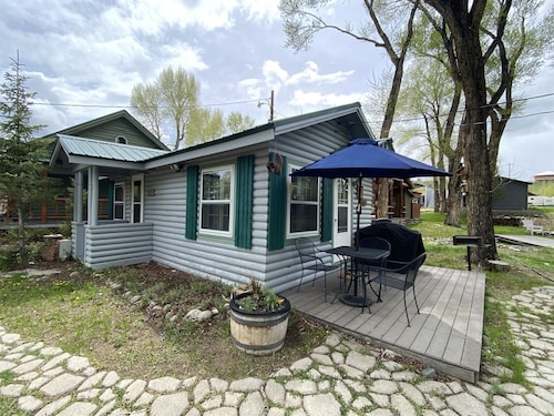 Tiny but Mighty | Jackalope Retreat Cabin in Riverside, Wyoming