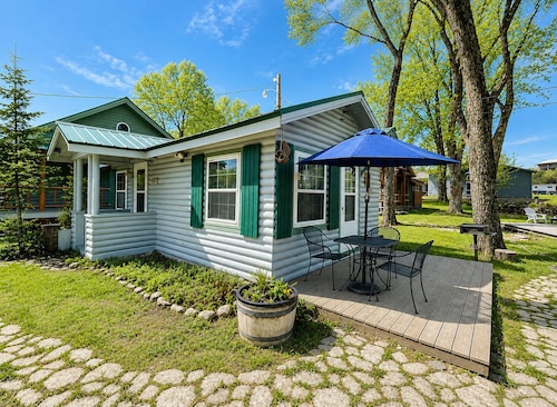 1930's Historic Cabin - 2 Twin Beds, Kitchen, Bathroom