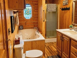 Bathtub, jetted tub, hair dryer, towels - Rustic Luxury Lodge - Sleeps 10 (Riverside)